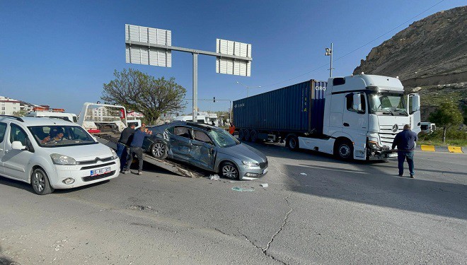 Erciş’te otomobille tır çarpıştı