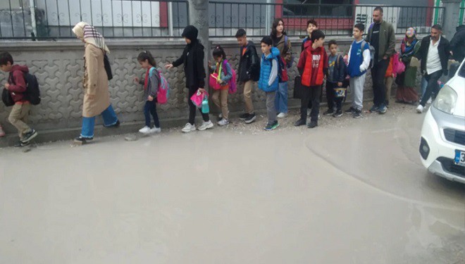 Van'da okul girişleri yağışlı günlerde göle dönüşüyor!