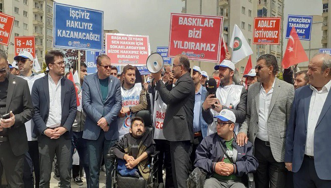 Belediyelerden çıkarılan işçiler Van Büyükşehir Belediyesi önünde eylem yaptı