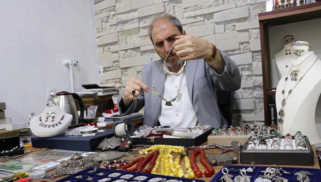 Baba mesleğini sürdürerek köylerden topladığı antika eşyaları satıyor