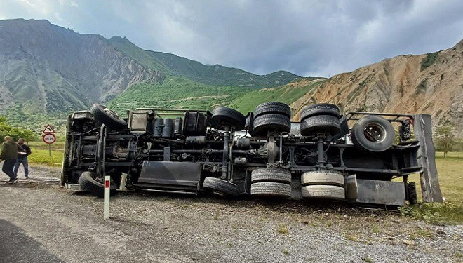 Hakkari’de yakıt tankeri yan yattı