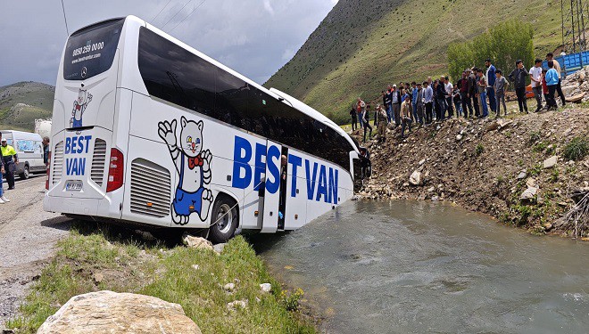 Van - Tatvan arası yolcu otobüsü dereye yuvarlandı: 5 yaralı