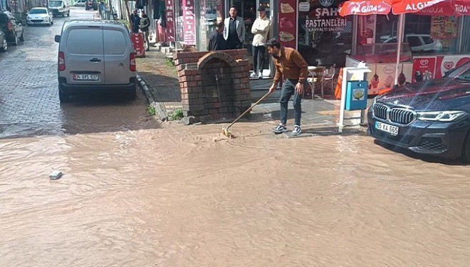 Özalp'te sağanak ve dolu yağışı