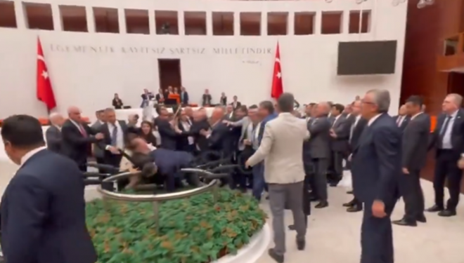 TBMM Genel Kurulu'nda 'kayyum' protestosu