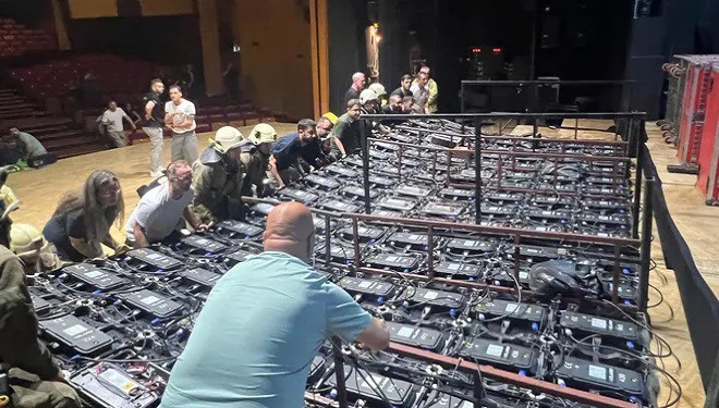 CRR Konser Salonu'ndaki mezuniyet töreninde led ekran devrildi!