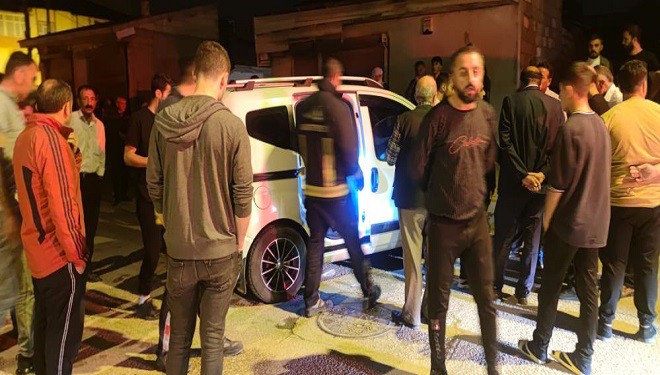 Van'da kamyonet kaldırıma çarptı: 3 yaralı!