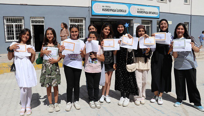 Van’da öğrencilerin karne heyecanı