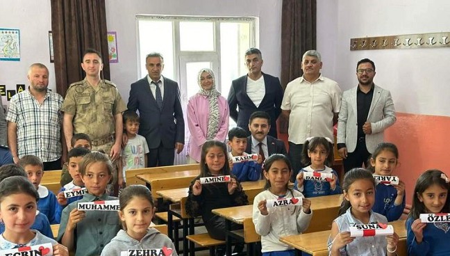 Kaymakam Bulut öğrencilere karnelerini dağıttı