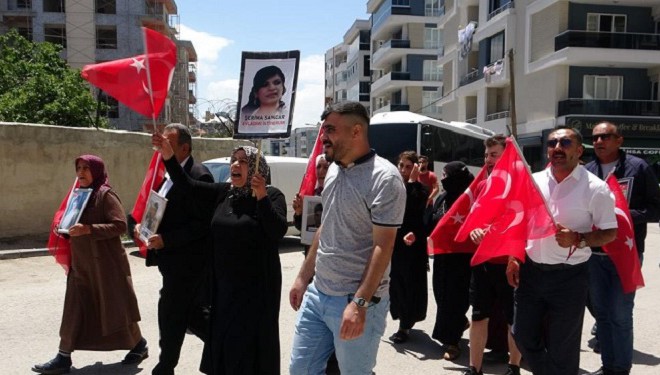 Van’da annelerin evlat nöbeti devam ediyor