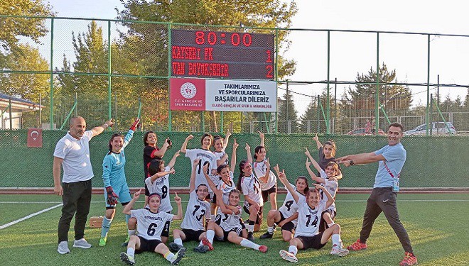 Van Büyükşehir Belediyesi kadın futbol takımından tarihi başarı!