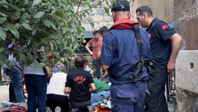 Akdamar Adası'nda yaralanan vatandaşın imdadına ambulans helikopter yetişti
