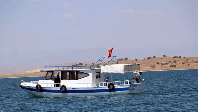Vanlı balıkçılar 'Vira bismillah' diyerek ağlarını göle attı