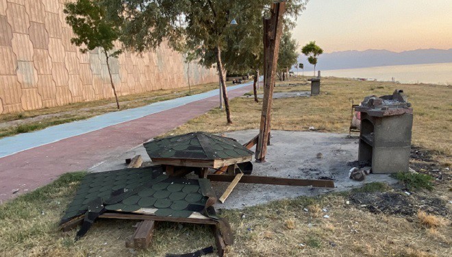 Vandallar Van Karayolları Parkına zarar verdi!