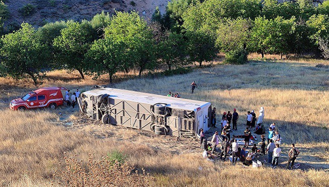 Van otobüsü kaza yaptı: 26 yaralı!