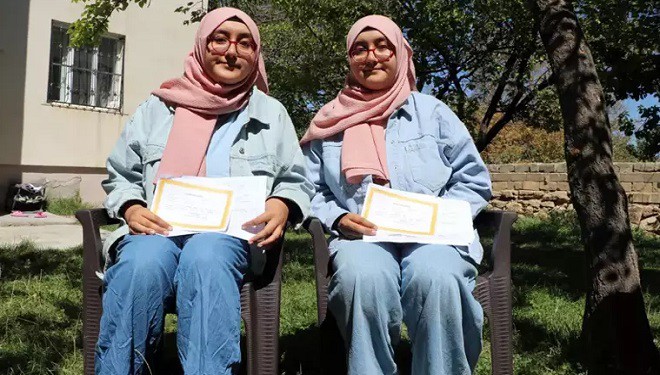 Van'da 12 yıl boyunca aynı okullarda eğitim gören ikizler, üniversiteyi de birlikte okuyacak