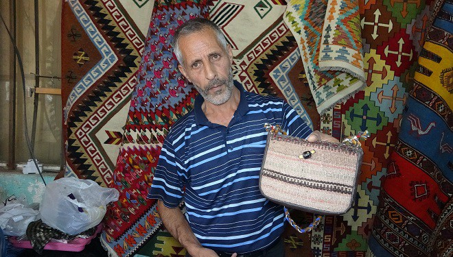 Van’ın yıpranan kilimleri hediyelik eşyaya dönüştürülüyor
