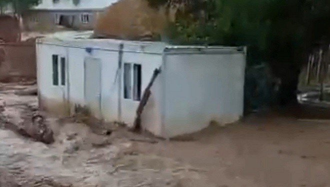 Başkale’de sel suları yaşam konteynerini sürükledi