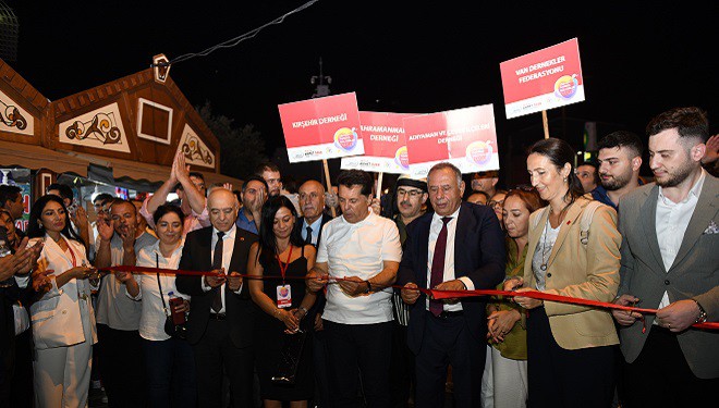 Esenyurt’ta 3. Kardeş Kültürler Festivali vatandaşların yoğun ilgisiyle başladı