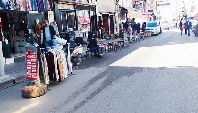 Van'da kaldırım işgalleri vatandaşları rahatsız ediyor