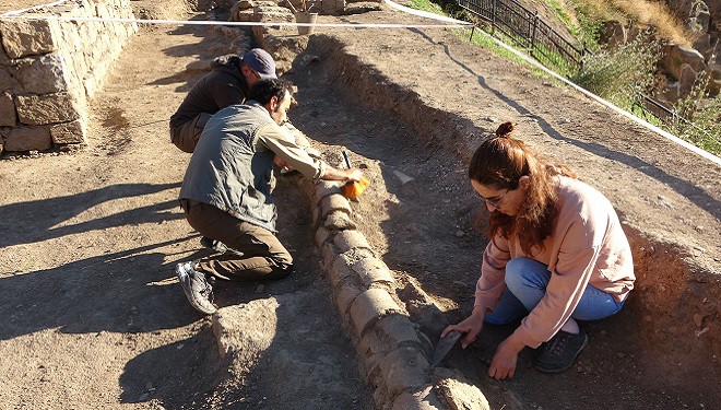 Bitlis Kalesi'nde yapılan kazılarda 500 yıllık su künkleri bulundu