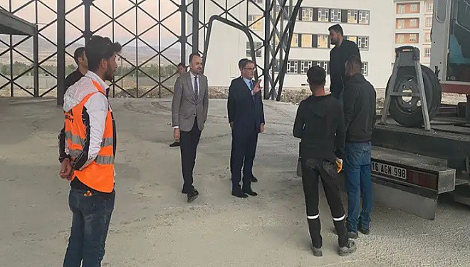 Van Valisi Ozan Balcı, yapımını devam eden spor salonunu inceledi