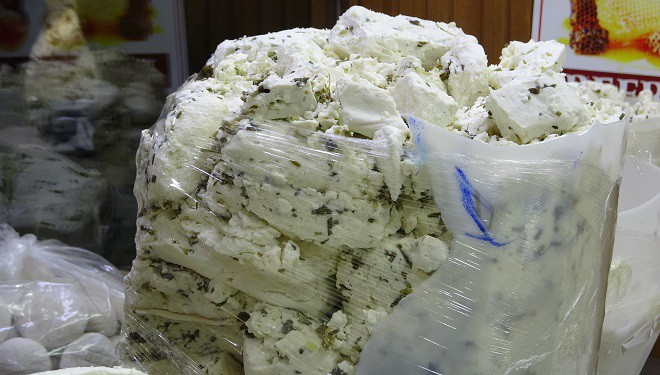 Van'ın asırlık lezzeti otlu peynir kışlık küplerde tüketiciyle buluşuyor