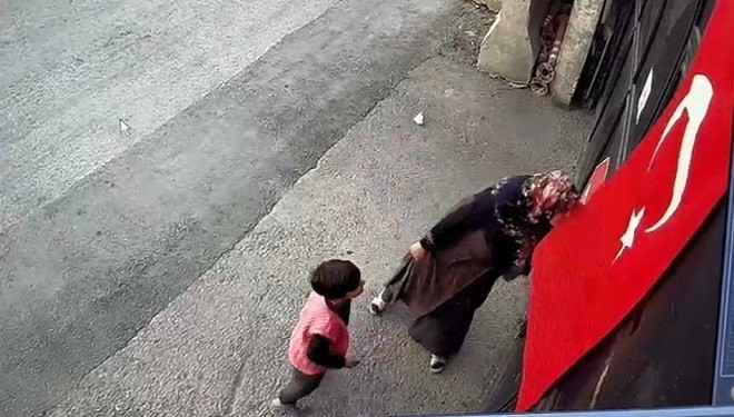 Van'da çocuk ve annenin Türk bayrağı sevgisi