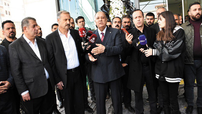 Başkan Kandaşoğlu, VAN TSO'nun mevcut yönetimini eleştirdi, oda önüne siyah çelenk bırakıldı