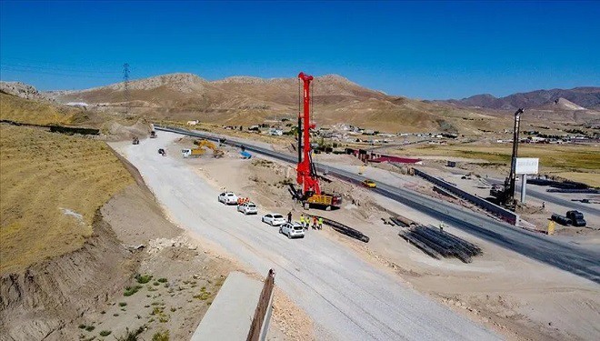 Van'ın bir türlü bitmeyen yolu için toplantı yapıldı