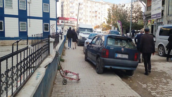 Van'da kaldırımlara park eden araç sürücülerine tepki