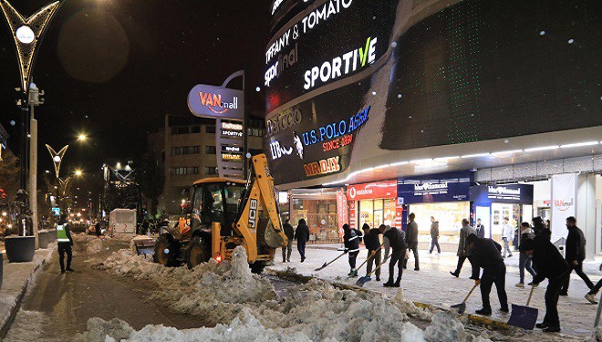 Van Büyükşehir Belediyesi karla mücadelede gece mesaisinde