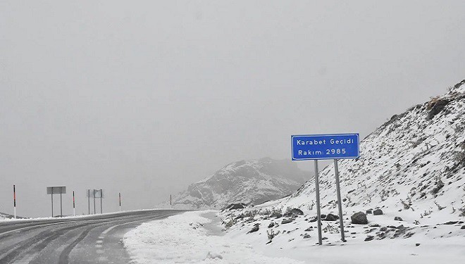 Karabet Geçidi kar ve tipi nedeniyle trafiğe kapatıldı