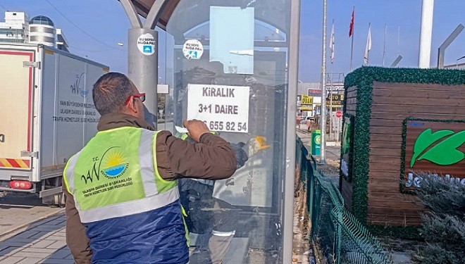 Van’daki duraklar yapıştırılan afişlerden arındırılıyor