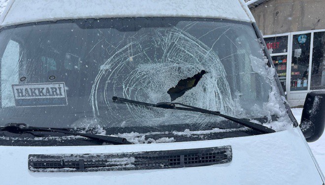 Yüksekova-Van yolunda 10 kişi ölümden döndü!