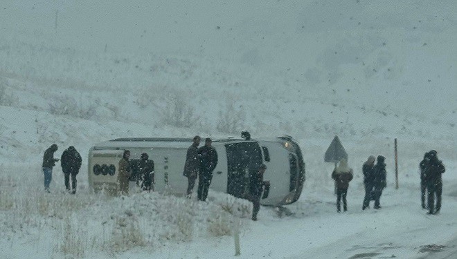 Van-Yüksekova karayolunda minibüs yolda çıkarak yan yattı