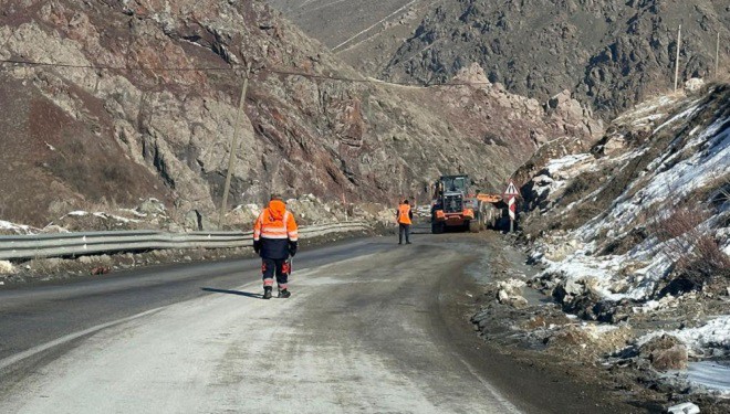 Yüksekova-Van kara yoluna düşen taşlar temizlendi