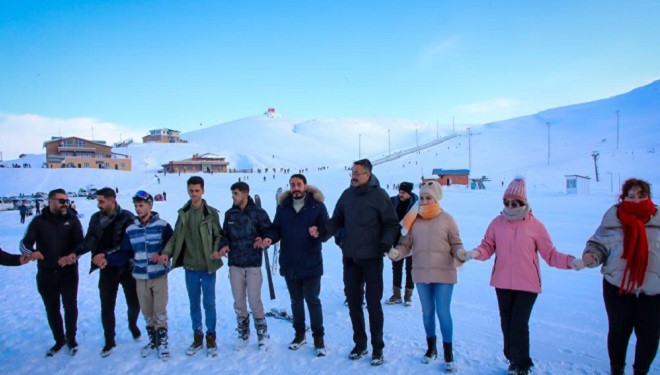 Hakkari Valisi Çelik, kayak merkezinde gençlerle halay çekti