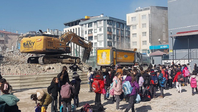 Van’da Okul Bahçesinde Tehlikeli Çalışma: Öğrenciler Risk Altında!