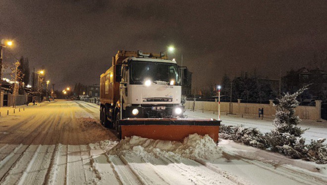 Van’da kar yağışı ekipleri harekete geçirdi