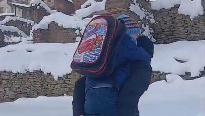 Fedakar öğretmen öğrencisini sırtında taşıyarak evine bıraktı