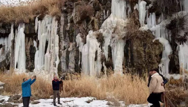 Kanyonda oluşan dev buz sarkıtlarına fotoğrafçılardan yoğun ilgi