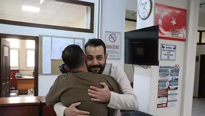 Yol kenarında bulduğu 300 bin TL’lik ziynet eşyası ve çek dolu çantayı sahibine teslim etti