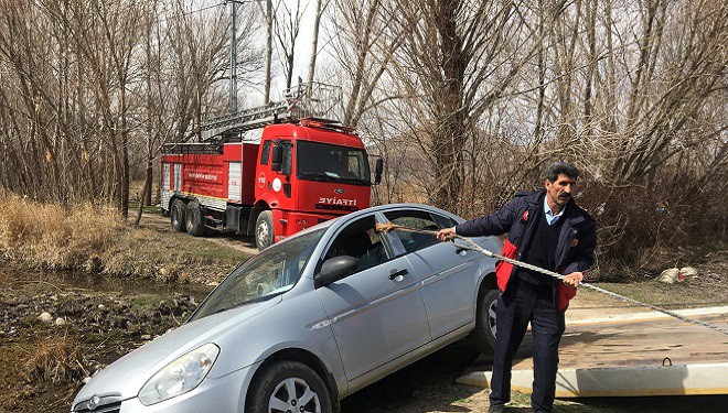 Bahçesindeki yangına yetişmek isterken kaza yaptı