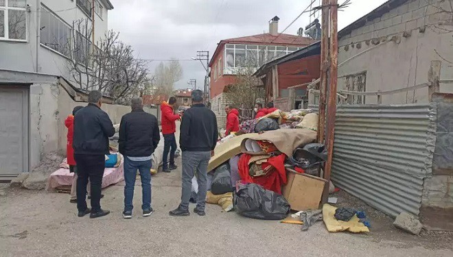 Van'da kötü koku yayılan evden