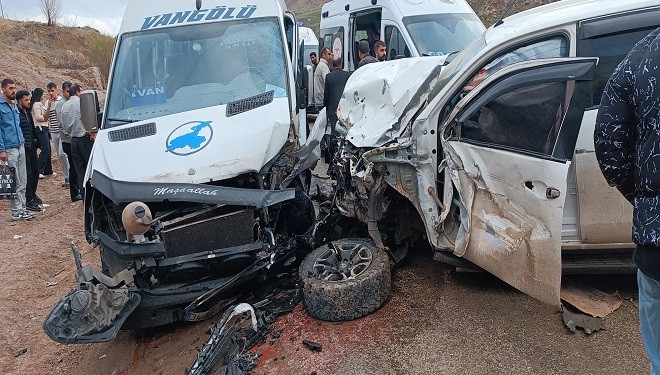 Van'a ait yolcu minibüsü Hakkari’de kaza yaptı!