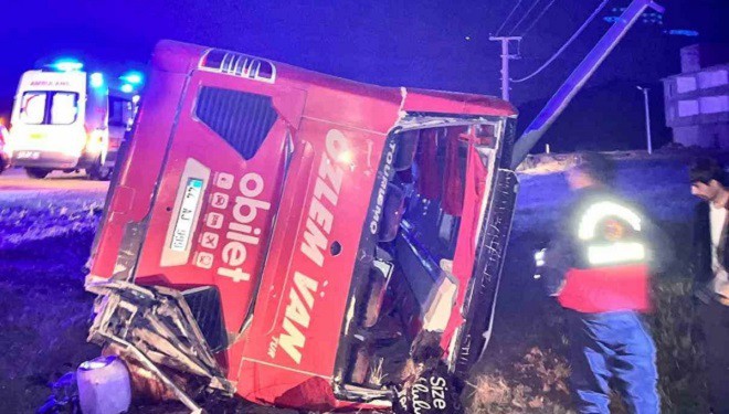 Van’da yolcu otobüsü devrildi: 33 yaralı!