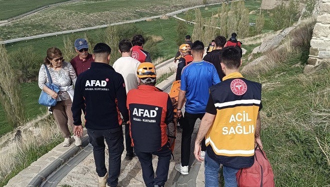 Van Kalesi’nden düşen yaşlı kadın kurtarıldı