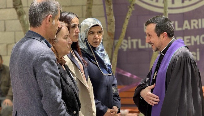 Van'da Sırrı Süreyya Önder için kurulan taziyeye, rahip Kavak’tan ziyaret