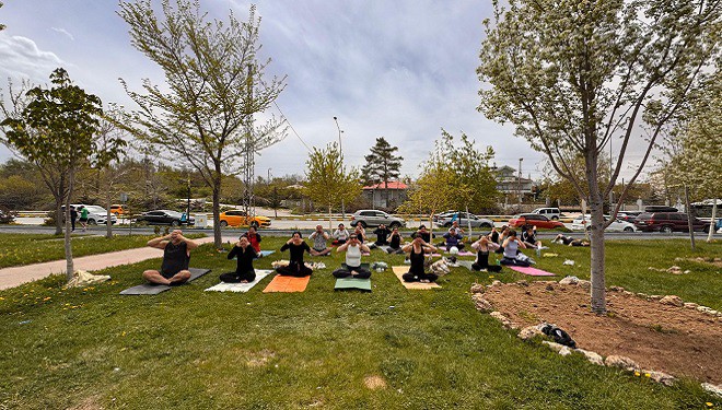 Edremit sahilinde ücretsiz yoga etkinliği 