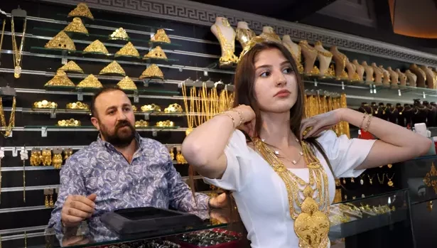Milyonluk aşiret düğünlerinin yapıldığı Van'da altın alamayanlar imitasyon takıya yöneldi